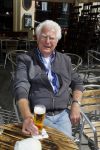 Amsterdam 26 mei 2015
Presenatie boek Bastiaan Ragas. Hij reikt het eerste boek uit aan zijn vader. Tooske Ragas en hun kinderen zijn ook aanwezig in cafe Gruter. Gerard Cox