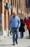 Amsterdam 1 mei 2015
Gordon op weg naar zijn nieuwe koffie restaurant Blushing tegen over het v Gogh museum.
Zijn nieuwe  Blushing komt in het oude pand van Mart Visser.