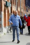 Amsterdam 1 mei 2015
Gordon op weg naar zijn nieuwe koffie restaurant Blushing tegen over het v Gogh museum.
Zijn nieuwe  Blushing komt in het oude pand van Mart Visser.