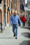 Amsterdam 1 mei 2015
Gordon op weg naar zijn nieuwe koffie restaurant Blushing tegen over het v Gogh museum.
Zijn nieuwe  Blushing komt in het oude pand van Mart Visser.