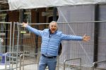 Amsterdam 1 mei 2015
Gordon op weg naar zijn nieuwe koffie restaurant Blushing tegen over het v Gogh museum.
Zijn nieuwe  Blushing komt in het oude pand van Mart Visser.