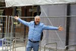 Amsterdam 1 mei 2015
Gordon op weg naar zijn nieuwe koffie restaurant Blushing tegen over het v Gogh museum.
Zijn nieuwe  Blushing komt in het oude pand van Mart Visser.