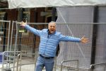 Amsterdam 1 mei 2015
Gordon op weg naar zijn nieuwe koffie restaurant Blushing tegen over het v Gogh museum.
Zijn nieuwe  Blushing komt in het oude pand van Mart Visser.