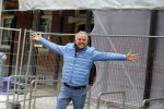 Amsterdam 1 mei 2015
Gordon op weg naar zijn nieuwe koffie restaurant Blushing tegen over het v Gogh museum.
Zijn nieuwe  Blushing komt in het oude pand van Mart Visser.