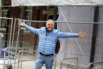 Amsterdam 1 mei 2015
Gordon op weg naar zijn nieuwe koffie restaurant Blushing tegen over het v Gogh museum.
Zijn nieuwe  Blushing komt in het oude pand van Mart Visser.