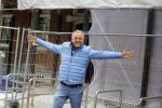 Amsterdam 1 mei 2015
Gordon op weg naar zijn nieuwe koffie restaurant Blushing tegen over het v Gogh museum.
Zijn nieuwe  Blushing komt in het oude pand van Mart Visser.