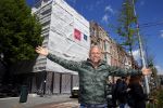 Amsterdam 7 mei 2015
Gordon in en voor zijn nieuwe zaak. De tweede Blushing wordt medio juni geopend. Hij komt in het oude pand van Mart Visser tegen over het v Gogh Museum. Gordon krijgt ook een groot terras aan de zijkant. Fietsen moeten verwijdert worden.