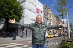 Amsterdam 7 mei 2015
Gordon in en voor zijn nieuwe zaak. De tweede Blushing wordt medio juni geopend. Hij komt in het oude pand van Mart Visser tegen over het v Gogh Museum. Gordon krijgt ook een groot terras aan de zijkant. Fietsen moeten verwijdert worden.