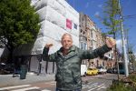 Amsterdam 7 mei 2015
Gordon in en voor zijn nieuwe zaak. De tweede Blushing wordt medio juni geopend. Hij komt in het oude pand van Mart Visser tegen over het v Gogh Museum. Gordon krijgt ook een groot terras aan de zijkant. Fietsen moeten verwijdert worden.