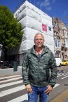 Amsterdam 7 mei 2015
Gordon in en voor zijn nieuwe zaak. De tweede Blushing wordt medio juni geopend. Hij komt in het oude pand van Mart Visser tegen over het v Gogh Museum. Gordon krijgt ook een groot terras aan de zijkant. Fietsen moeten verwijdert worden.