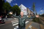Amsterdam 7 mei 2015
Gordon in en voor zijn nieuwe zaak. De tweede Blushing wordt medio juni geopend. Hij komt in het oude pand van Mart Visser tegen over het v Gogh Museum. Gordon krijgt ook een groot terras aan de zijkant. Fietsen moeten verwijdert worden.