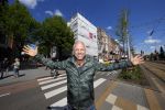 Amsterdam 7 mei 2015
Gordon in en voor zijn nieuwe zaak. De tweede Blushing wordt medio juni geopend. Hij komt in het oude pand van Mart Visser tegen over het v Gogh Museum. Gordon krijgt ook een groot terras aan de zijkant. Fietsen moeten verwijdert worden.