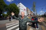 Amsterdam 7 mei 2015
Gordon in en voor zijn nieuwe zaak. De tweede Blushing wordt medio juni geopend. Hij komt in het oude pand van Mart Visser tegen over het v Gogh Museum. Gordon krijgt ook een groot terras aan de zijkant. Fietsen moeten verwijdert worden.