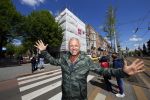 Amsterdam 7 mei 2015
Gordon in en voor zijn nieuwe zaak. De tweede Blushing wordt medio juni geopend. Hij komt in het oude pand van Mart Visser tegen over het v Gogh Museum. Gordon krijgt ook een groot terras aan de zijkant. Fietsen moeten verwijdert worden.