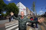 Amsterdam 7 mei 2015
Gordon in en voor zijn nieuwe zaak. De tweede Blushing wordt medio juni geopend. Hij komt in het oude pand van Mart Visser tegen over het v Gogh Museum. Gordon krijgt ook een groot terras aan de zijkant. Fietsen moeten verwijdert worden.