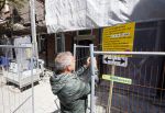 Amsterdam 7 mei 2015
Gordon in en voor zijn nieuwe zaak. De tweede Blushing wordt medio juni geopend. Hij komt in het oude pand van Mart Visser tegen over het v Gogh Museum. Gordon krijgt ook een groot terras aan de zijkant. Fietsen moeten verwijdert worden.