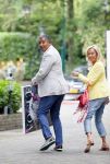 Blaricum 14 juni 2015
Rene Froger heeft een surprise feestje voor zijn vrouw Natasja georganiseerd voor haar 50e verjaardag. Het feest vindt plaats in de tuin van hun huis. Henk ten Cate met vrouw