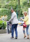 Blaricum 14 juni 2015
Rene Froger heeft een surprise feestje voor zijn vrouw Natasja georganiseerd voor haar 50e verjaardag. Het feest vindt plaats in de tuin van hun huis. Henk ten Cate met vrouw