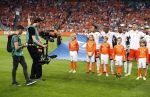 Amsterdam  5 juni 2015
Nederland-USA 3-4 in de arena. Max Smulders mag met Memphis Depay het veld oplopen.
Ivo Borkus loopt met steadycam op het veld.