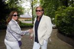 Blaricum 14 juni 2015
Rene Froger heeft een surprise feestje voor zijn vrouw Natasja georganiseerd voor haar 50e verjaardag. Het feest vindt plaats in de tuin van hun huis. Ivo Niehe met vrouw