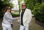 Blaricum 14 juni 2015
Rene Froger heeft een surprise feestje voor zijn vrouw Natasja georganiseerd voor haar 50e verjaardag. Het feest vindt plaats in de tuin van hun huis. Ivo Niehe met vrouw