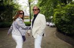 Blaricum 14 juni 2015
Rene Froger heeft een surprise feestje voor zijn vrouw Natasja georganiseerd voor haar 50e verjaardag. Het feest vindt plaats in de tuin van hun huis. Ivo Niehe met vrouw