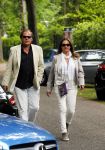 Blaricum 14 juni 2015
Rene Froger heeft een surprise feestje voor zijn vrouw Natasja georganiseerd voor haar 50e verjaardag. Het feest vindt plaats in de tuin van hun huis. Ivo Niehe met vrouw