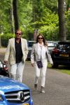 Blaricum 14 juni 2015
Rene Froger heeft een surprise feestje voor zijn vrouw Natasja georganiseerd voor haar 50e verjaardag. Het feest vindt plaats in de tuin van hun huis. Ivo Niehe met vrouw