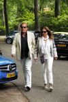 Blaricum 14 juni 2015
Rene Froger heeft een surprise feestje voor zijn vrouw Natasja georganiseerd voor haar 50e verjaardag. Het feest vindt plaats in de tuin van hun huis. Ivo Niehe met vrouw