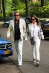 Blaricum 14 juni 2015
Rene Froger heeft een surprise feestje voor zijn vrouw Natasja georganiseerd voor haar 50e verjaardag. Het feest vindt plaats in de tuin van hun huis. Ivo Niehe met vrouw