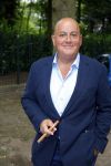Blaricum 14 juni 2015
Rene Froger heeft een surprise feestje voor zijn vrouw Natasja georganiseerd voor haar 50e verjaardag. Het feest vindt plaats in de tuin van hun huis. Jack v Gelder met sigaar
