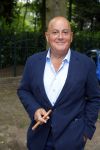 Blaricum 14 juni 2015
Rene Froger heeft een surprise feestje voor zijn vrouw Natasja georganiseerd voor haar 50e verjaardag. Het feest vindt plaats in de tuin van hun huis. Jack v Gelder met sigaar
