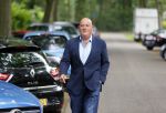Blaricum 14 juni 2015
Rene Froger heeft een surprise feestje voor zijn vrouw Natasja georganiseerd voor haar 50e verjaardag. Het feest vindt plaats in de tuin van hun huis. Jack v Gelder met sigaar