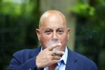 Blaricum 14 juni 2015
Rene Froger heeft een surprise feestje voor zijn vrouw Natasja georganiseerd voor haar 50e verjaardag. Het feest vindt plaats in de tuin van hun huis. Jack v Gelder met sigaar