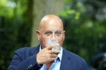 Blaricum 14 juni 2015
Rene Froger heeft een surprise feestje voor zijn vrouw Natasja georganiseerd voor haar 50e verjaardag. Het feest vindt plaats in de tuin van hun huis. Jack v Gelder met sigaar