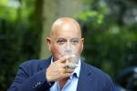 Blaricum 14 juni 2015
Rene Froger heeft een surprise feestje voor zijn vrouw Natasja georganiseerd voor haar 50e verjaardag. Het feest vindt plaats in de tuin van hun huis. Jack v Gelder met sigaar