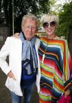 Blaricum 14 juni 2015
Rene Froger heeft een surprise feestje voor zijn vrouw Natasja georganiseerd voor haar 50e verjaardag. Het feest vindt plaats in de tuin van hun huis. Jan en Monique des Bouvrie