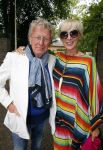 Blaricum 14 juni 2015
Rene Froger heeft een surprise feestje voor zijn vrouw Natasja georganiseerd voor haar 50e verjaardag. Het feest vindt plaats in de tuin van hun huis. Jan en Monique des Bouvrie