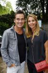 Blaricum 14 juni 2015
Rene Froger heeft een surprise feestje voor zijn vrouw Natasja georganiseerd voor haar 50e verjaardag. Het feest vindt plaats in de tuin van hun huis. Jeroen v d Boom met zijn vrouw Dany
