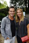 Blaricum 14 juni 2015
Rene Froger heeft een surprise feestje voor zijn vrouw Natasja georganiseerd voor haar 50e verjaardag. Het feest vindt plaats in de tuin van hun huis. Jeroen v d Boom met zijn vrouw Dany