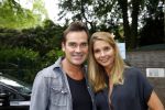 Blaricum 14 juni 2015
Rene Froger heeft een surprise feestje voor zijn vrouw Natasja georganiseerd voor haar 50e verjaardag. Het feest vindt plaats in de tuin van hun huis. Jeroen v d Boom met zijn vrouw Dany
