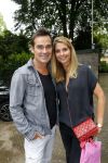 Blaricum 14 juni 2015
Rene Froger heeft een surprise feestje voor zijn vrouw Natasja georganiseerd voor haar 50e verjaardag. Het feest vindt plaats in de tuin van hun huis. Jeroen v d Boom met zijn vrouw Dany