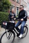 Amsterdam 8 juni 2015
Boekpresentatie Boek Danielle Oonk van t Schip in Yogacentrum Amsterdam.
Johnny de Mol op de fiets