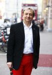Amsterdam 25 april 2014
Janine v d Ende heeft koninklijke onderscheiding (lintje) gekregen en arriveert bij het nieuwe de la mar met haar man Joop v d Ende. Diverse gasten zijn uitgenodigd voor een feest. Jon v Eerd
