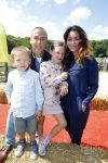 Amsterdam 10 juni 2015
Premiere Apenstreken bij kinderboederij in amsterdamse bos met oa Yvon Jaspers en Kim Lian v d Meij. Kim Lian v d Meij met man Daniel en kinderen