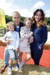Amsterdam 10 juni 2015
Premiere Apenstreken bij kinderboederij in amsterdamse bos met oa Yvon Jaspers en Kim Lian v d Meij. Kim Lian v d Meij met man Daniel en kinderen