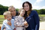 Amsterdam 10 juni 2015
Premiere Apenstreken bij kinderboederij in amsterdamse bos met oa Yvon Jaspers en Kim Lian v d Meij. Kim Lian v d Meij met man Daniel en kinderen
