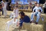 Amsterdam 10 juni 2015
Premiere Apenstreken bij kinderboederij in amsterdamse bos met oa Yvon Jaspers en Kim Lian v d Meij. Kim Lian v d Meij met man Daniel en kinderen