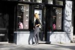Amsterdam 11 mei 2015 
Lieke v Lexmond koopt bloemen op de cornelis schuytstraat.