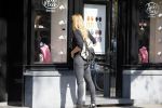 Amsterdam 11 mei 2015 
Lieke v Lexmond koopt bloemen op de cornelis schuytstraat.